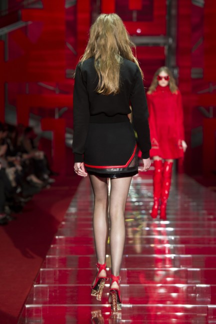 versace-milan-fashion-week-autumn-winter-2015-runway-back-31