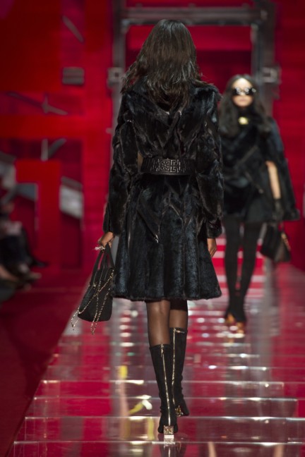 versace-milan-fashion-week-autumn-winter-2015-runway-back-34