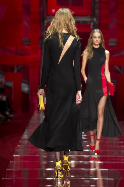 versace-milan-fashion-week-autumn-winter-2015-runway-back-37