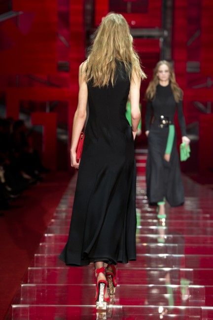 versace-milan-fashion-week-autumn-winter-2015-runway-back-38