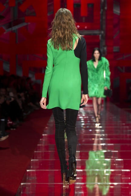 versace-milan-fashion-week-autumn-winter-2015-runway-back-40