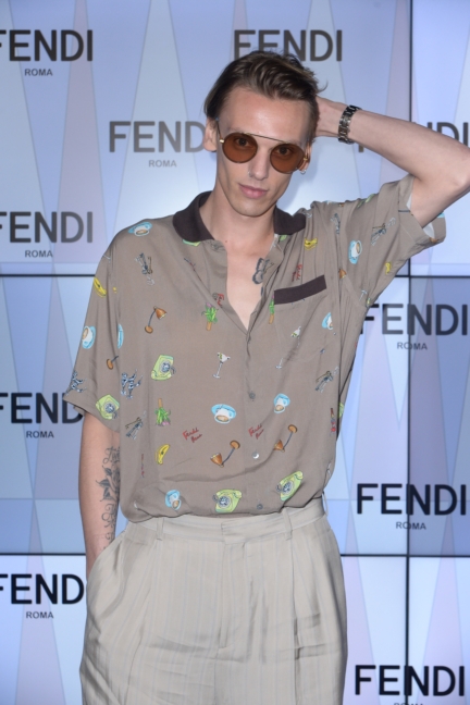 jamie-campbell-bower-fendi-ss18-womens-fashion-show_02