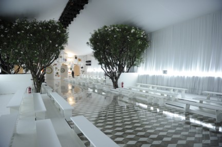 versace-milan-mens-spring-summer-2015-venue-5