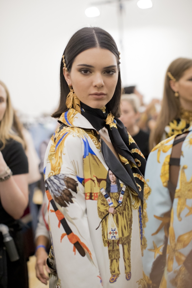 versace_women_ss18_backstage_kevin-tachman-60