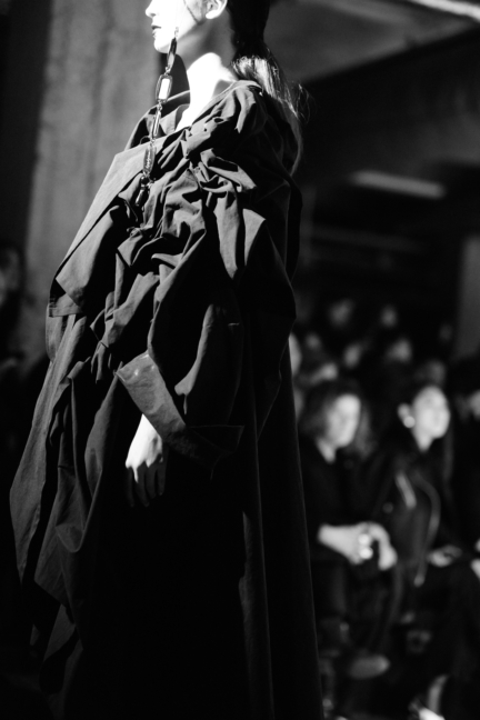 dsc_0666_yohji-yamamoto-femme-fw17_elise-toide