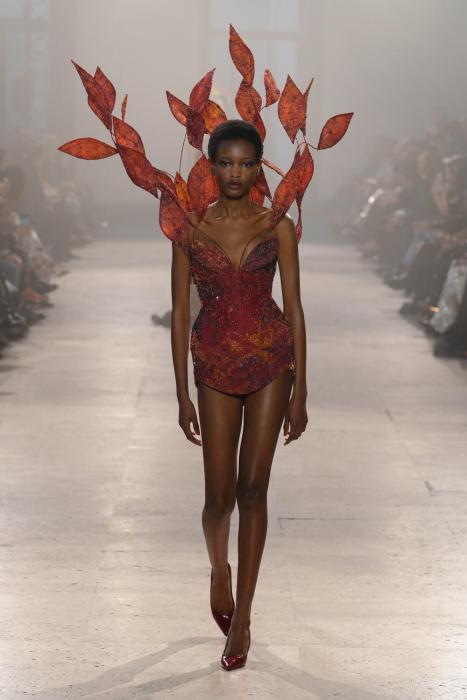 rahul-mishra-couture-ss-16-28