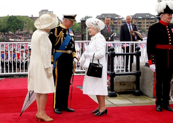 the-queen-greeting-prince-charles-camilla-at-chelsea-before-boarding-flotilla
