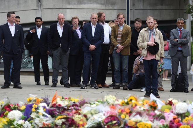 people-lay-tributes-on-their-way-to-work-for-london-terror-attack-victims