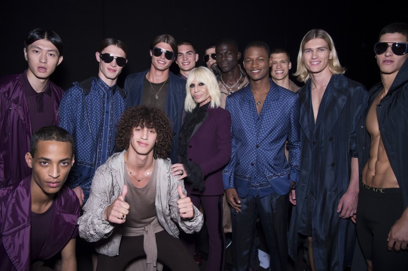 SS17M-VersaceDonatella&Mods-008 (1)