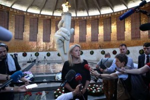Lindsey Skoll Pays Tribute - Volgograd