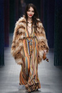 AMANDA ATTENDING ETRO SHOW TO TAKE NOTES WEARINNG GIFT FROM DESIGNER