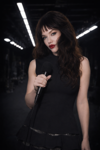 AMANDA BACKSTAGE AT VERSACE