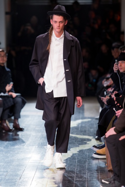 yohji-yamamoto-paris-mens-aw-16-30