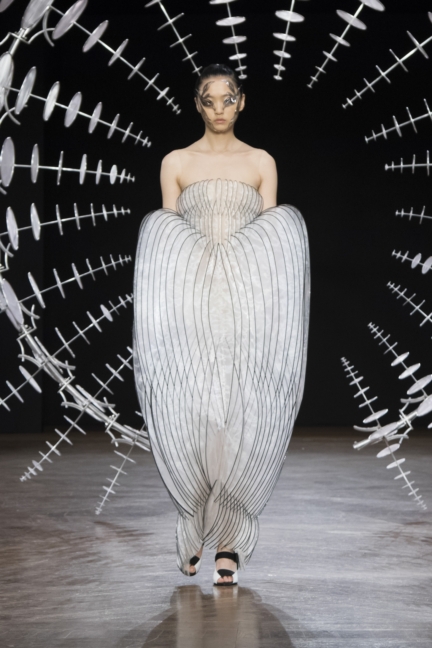 iris-van-herpen-aw1920-look-02