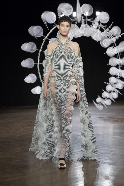 iris-van-herpen-aw1920-look-09