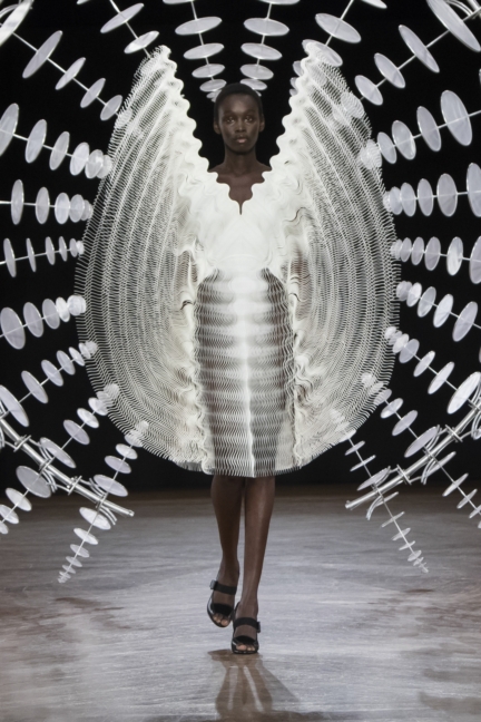 iris-van-herpen-aw1920-look-18