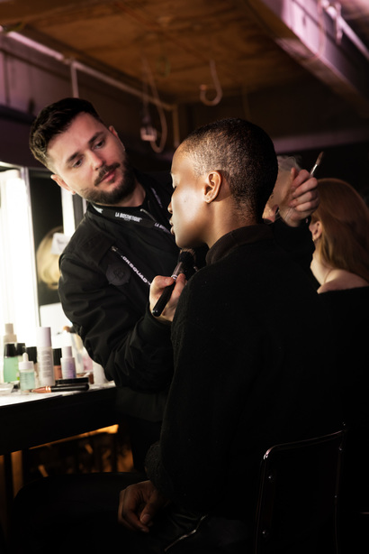 dennis_chuene_aw24_backstage1_by_caroline_kynast_for_bfw_v9a9253