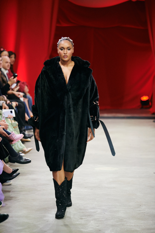 marina_hoermanseder_aw24_runway1_by_ben_moenks_for_bfw_0301