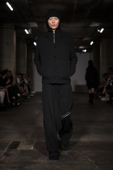 viktoranisimov_ss26_runway1_by_pascalrohe_for_bfw15