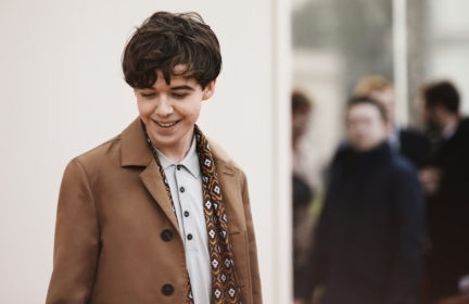 alex-lawther-wearing-burberry-at-the-burberry-menswear-january-2016-show-2