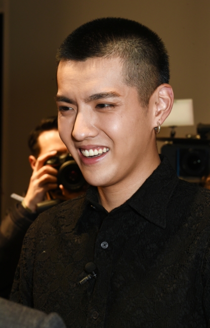kris-wu-backstage-at-the-burberry-menswear-january-2016-show