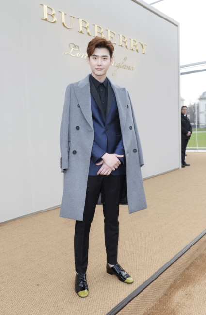 lee-jong-suk-wearing-burberry-at-the-burberry-menswear-january-2016-show