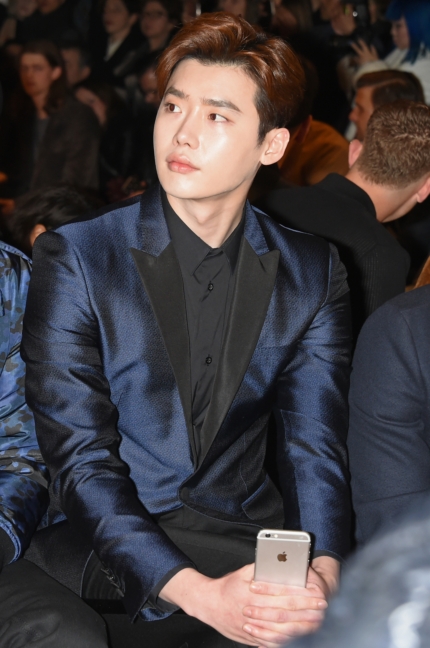 lee-jong-suk-wearing-burberry-on-the-front-row-of-the-burberry-menswear-january-2016-show
