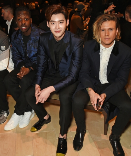 lee-jong-suk-wearing-burberry-on-the-front-row-of-the-burberry-menswear-january-2016-show_001