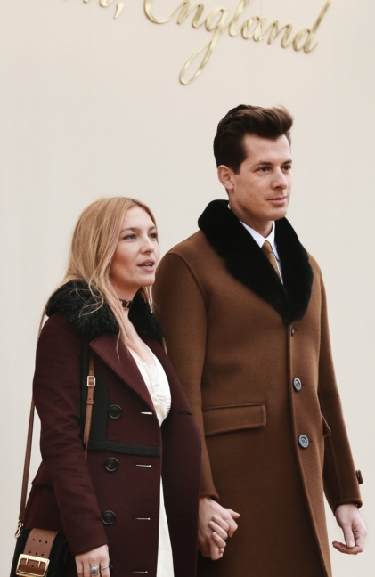mark-ronson-and-josephine-de-la-baume-wearing-burberry-at-the-burberry-menswear-january-2016-show-2