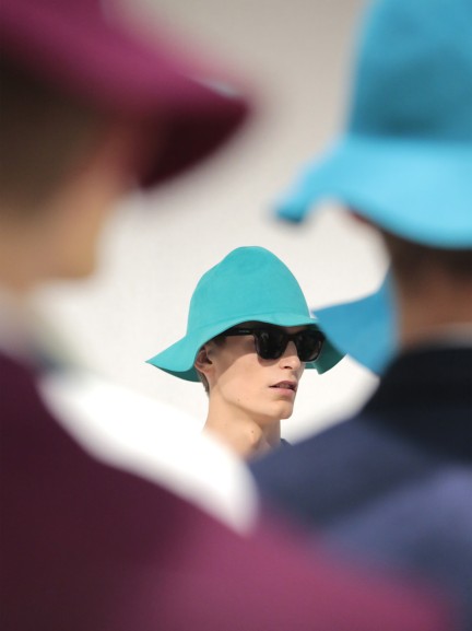 backstage-at-the-burberry-prorsum-menswear-spring-summer-2015-sho_008