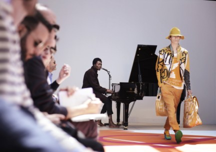benjamin-clementine-performing-live-at-the-burberry-prorsum-menswear-spring-summer-2015-sho_004