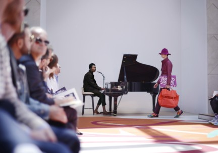benjamin-clementine-performing-live-at-the-burberry-prorsum-menswear-spring-summer-2015-sho_005