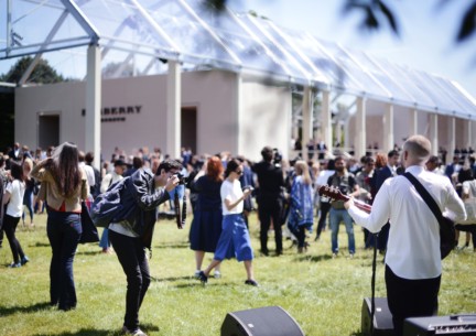 josh-record-performing-after-the-burberry-prorsum-menswear-spring-summer-2015-sho_002