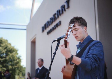 will-joseph-cook-performing-before-the-burberry-prorsum-menswear-spring-summer-2015-show