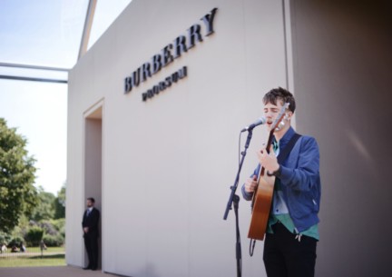 will-joseph-cook-performing-live-at-the-burberry-prorsum-menswear-spring-summer-2015-show