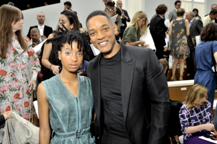 02_fw-2016-17-haute-couture-show_celebrities-pictures-by-stephane-feugere_willow-smith-and-will-smith