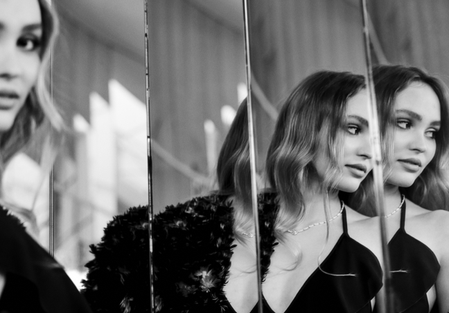 19_lily_rose_depp_chanel_haute_couture_spring_summer_2021_family_portraits_book_paris_2021_copyright_anton_corbijn