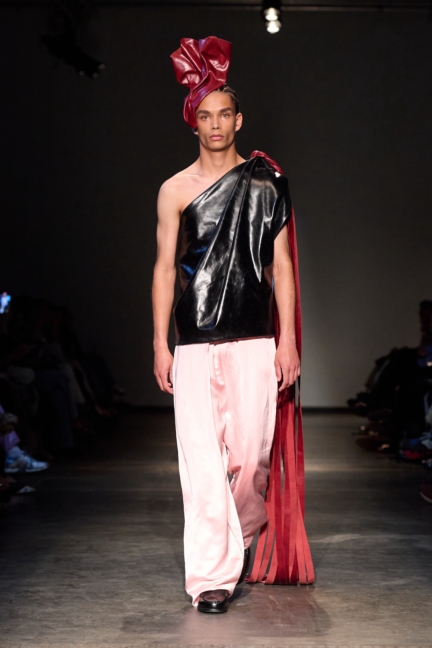 ss26-copenhagen-fashion-week-the-royal-danish-academy-runway-2x3-james-cochrane-15