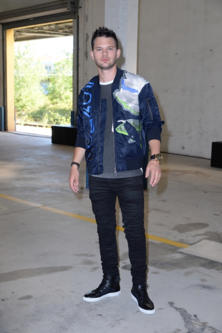 jeremy-irvine-attends-the-diesel-black-gold-ss17-menswear-show-as-part-of-milan-menswear-fashion-week