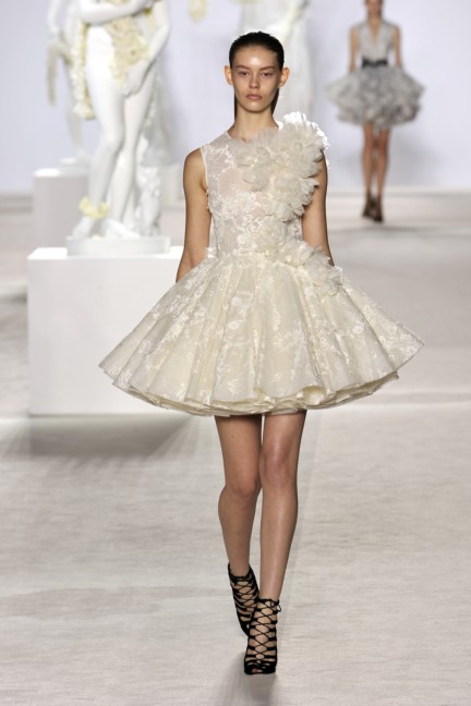 giambattista-valli-haute-couture-aw13-look-02