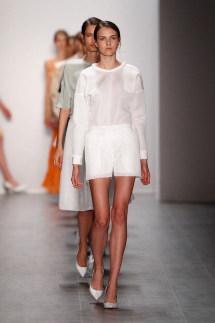 hien-le-mercedes-benz-fashion-week-berlin-spring-summer-2015-2