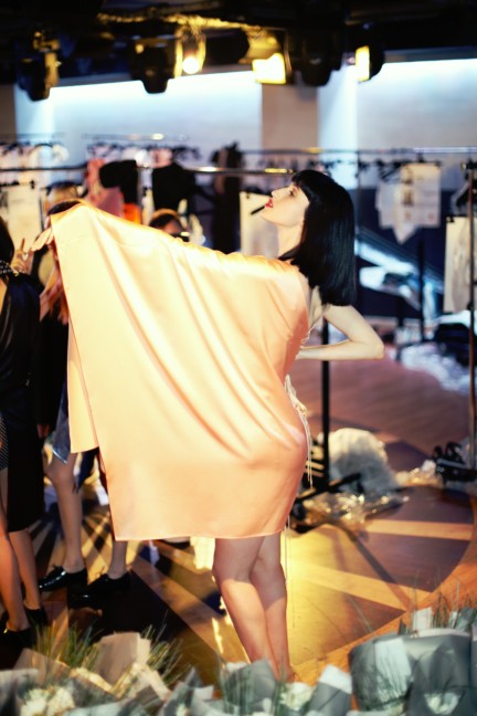 jean-paul-gaultier-paris-fashion-week-spring-summer-2015-backstage-171