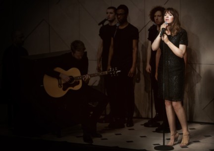 clare-maguire-performing-live-at-the-burberry-prorsum-menswear-autumn_winter-2015-sho_001