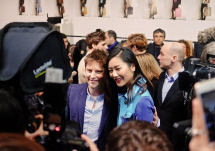 christopher-bailey-and-liu-wen-backstage-at-the-burberry-prorsum-autumn_winter-2015-sho_002