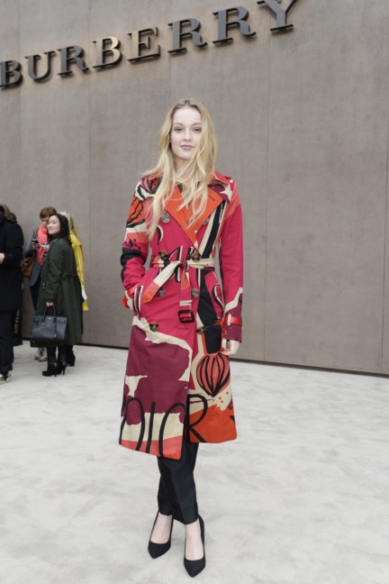 hannah-dodd-wearing-burberry-at-the-burberry-prorsum-autumn_winter-2015-show