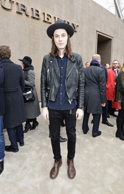 james-bay-wearing-burberry-at-the-burberry-prorsum-autumn_winter-2015-sho_002