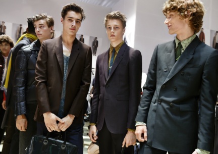 backstage-at-the-burberry-menswear-spring-summer-2016-sho_004