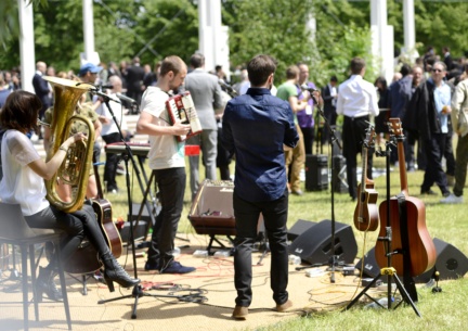 keston-cobblers-club-performing-live-at-the-burberry-menswear-spring-summer-2016-sho_001