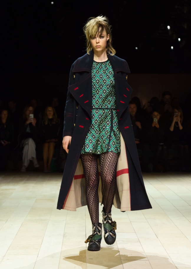 burberry-womenswear-february-2016-collection-look-1