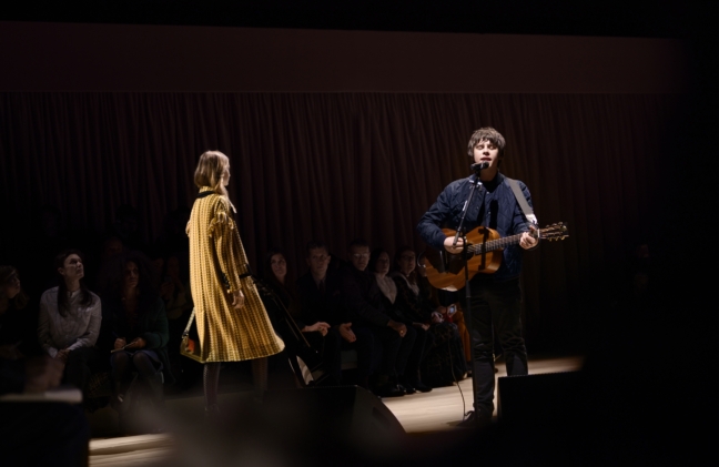 jake-bugg-performing-live-at-the-burberry-womenswear-february-2016-show_002